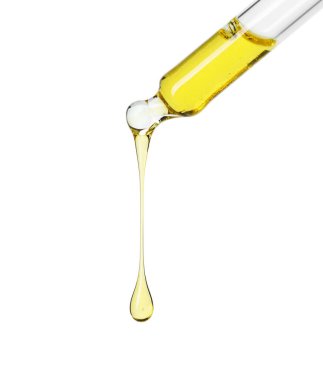Beyaz arka planda pipetten süzülen kozmetik yağı, yakın plan