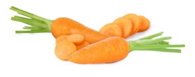 Beyaz arka planda taze olgun havuçlar. Tam ve dilimlenmiş.