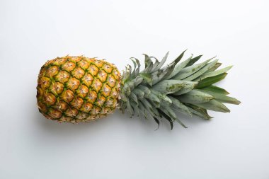 Beyaz arka planda taze, olgun bir ananas.
