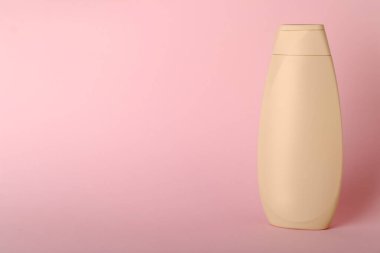 Pembe arka planda şampuan, mesaj için yer