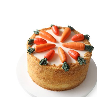 Beyaz üzerinde izole lezzetli doğal havuç kek