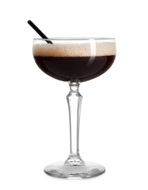Beyaz arka planda bir bardak nefis espresso martini.