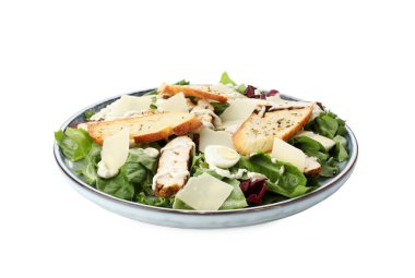 Lezzetli Sezar salatası ve beyaz üzerine izole edilmiş tavuk