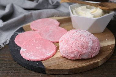 Lezzetli ev yapımı mochi için hamur, ahşap masada, yakın plan.