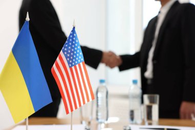 Diplomatlar kapalı alanda el sıkışıyor, ABD ve Ukrayna bayraklarına odaklanıyor