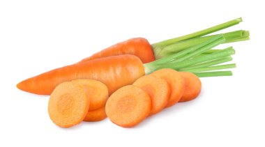 Beyaz arka planda taze olgun havuçlar. Tam ve dilimlenmiş.