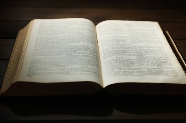 Tahta masada İncil 'i aç, yakın plan. Hıristiyan inancı
