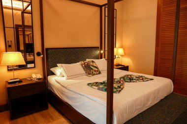 Lüks otel odasında rahat büyük bir yatak.
