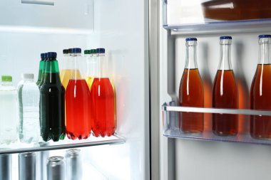 Buzdolabında bir sürü soğuk içecek var.