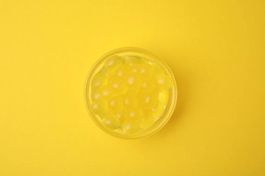 Sarı arka planda parlak tapyoka incileri, üst manzara.