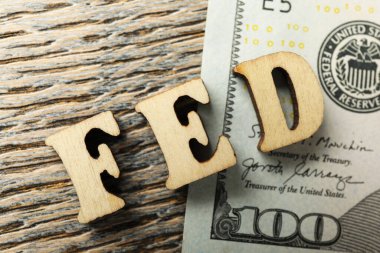 Federal Rezerv Sistemi (Federal Rezerv Sistemi) ve dolar banknotları ahşap masa üzerinde, düz yatıyordu