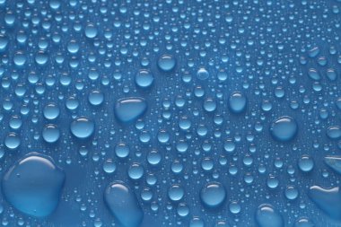 Mavi arkaplanda su damlaları var.