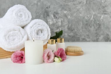 Beyaz masada farklı spa malzemeleriyle kompozisyon