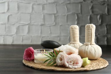 Masaj poşetleriyle ahşap masadaki spa kompozisyonu
