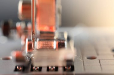 Işık arka planında dikiş makinesi, makro görünüm. Metin için boşluk