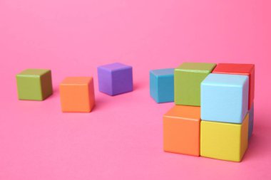 Pembe arka planda bir sürü ahşap renkli küp