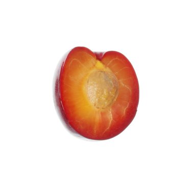 Olgun eriğin yarısı beyaza izole edilmiş.