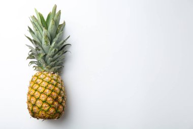 Beyaz arka planda taze, olgun bir ananas. Metin için boşluk