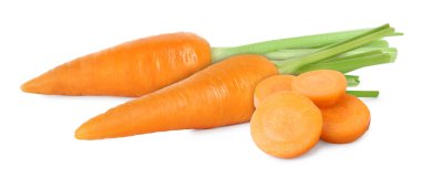 Beyaz arka planda taze olgun havuçlar. Tam ve dilimlenmiş.