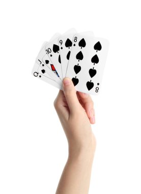 Poker oyunu. Beyaz arkaplanda kart tutan kadın, yakın plan