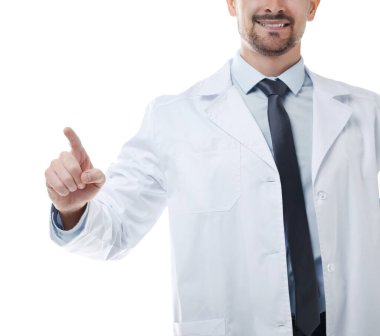 Doktor beyaz arkaplanda bir şeye işaret ediyor, yakın plan.