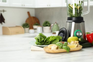 Mutfaktaki beyaz mermer masada smoothie için malzemelerle modern blender. Metin için boşluk