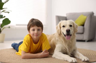 Evinde sevimli köpeği olan çocuk.