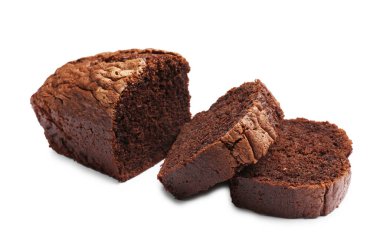 Lezzetli dilimli çikolatalı kek, beyaza izole edilmiş.