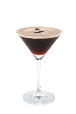Bir bardak nefis espresso martini, beyaz üzerine izole edilmiş.