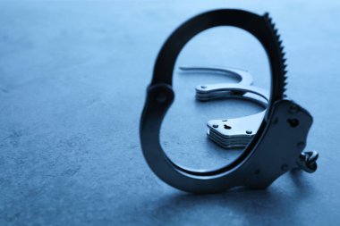 Klasik zincir kelepçeler masada, mesaj için yer var. Renk tonlu