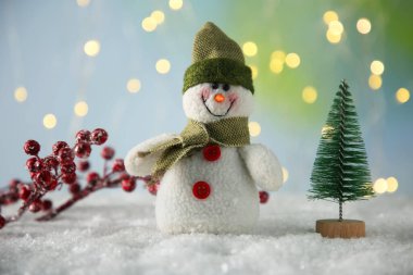 Tatlı dekoratif kardan adam ve yapay kar üzerindeki diğer Noel süsleri.