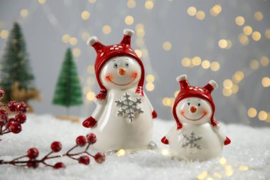 Tatlı dekoratif kardan adamlar ve yapay kar üzerindeki diğer Noel süsleri.