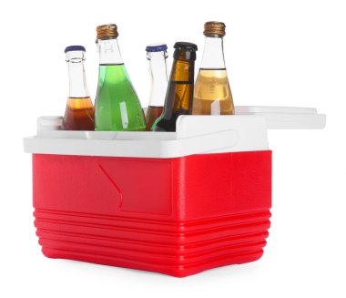 Beyaz kutuda izole edilmiş birçok içki şişesi var.