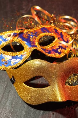 Gri desenli masada güzel karnaval maskeleri, yakın plan.