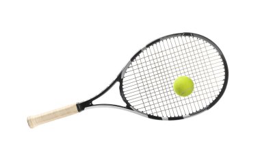 Tenis raketi ile üzerine beyaz izole topu
