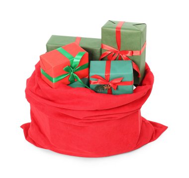 Noel Baba hediye dolu çanta beyazın üzerinde izole edilmiş.