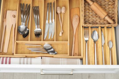 Çekmecede çatal bıçaklı kutu, yakın çekim. Mutfak gereçleri deposu