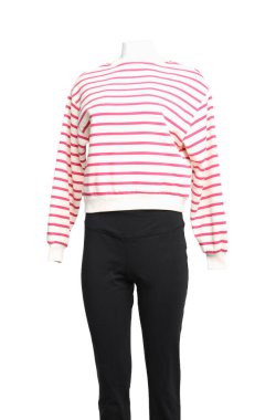 Beyaz giysili, şık bir kadın mankeni.