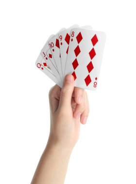 Poker oyunu. Beyaz arkaplanda kart tutan kadın, yakın plan