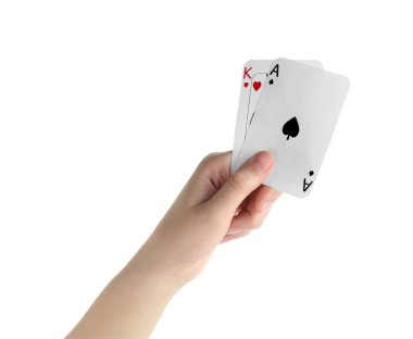 Poker oyunu. Beyaz arkaplanda kart tutan kadın, yakın plan