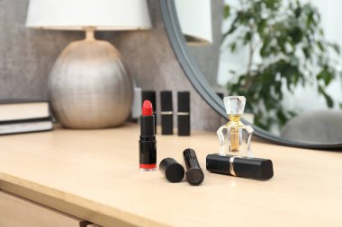 Kozmetik ürünler ve kapalı mekanlarda ayna ile makyaj masası. İç tasarım