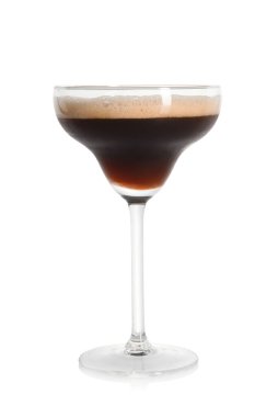 Bir bardak nefis espresso martini, beyaz üzerine izole edilmiş.