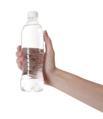 Beyaz arka planda plastik su şişesi tutan kadın, yakın plan.