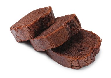 Beyaz üzerine izole edilmiş lezzetli çikolatalı kek dilimleri.