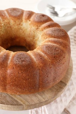 Taze pişmiş sünger keki masada, yakın plan.