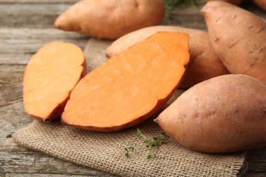 Taze taze patates ve kekik ahşap masada, yakın plan.