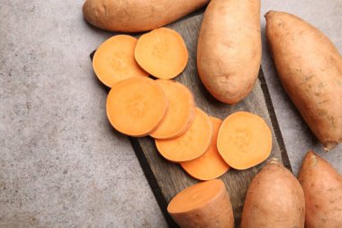 Gri desenli masada taze çiğ patates, üst manzara. Metin için boşluk