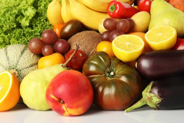 birçok farklı meyve ve sebzeler üzerinde beyaz izole