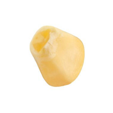 Bir taze mısır çekirdeği beyaza izole edilmiş.