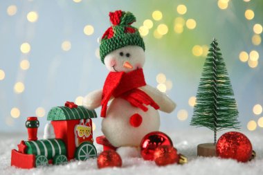 Tatlı dekoratif kardan adam ve yapay kar üzerindeki diğer Noel süsleri.
